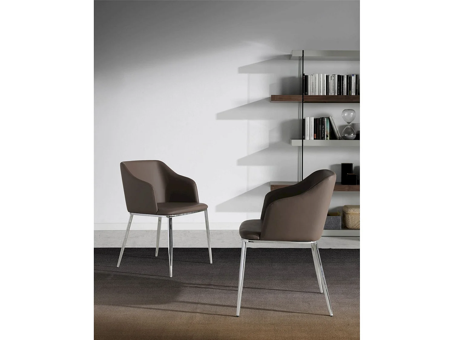 Chaise rembourrée avec structure en acier peint époxy