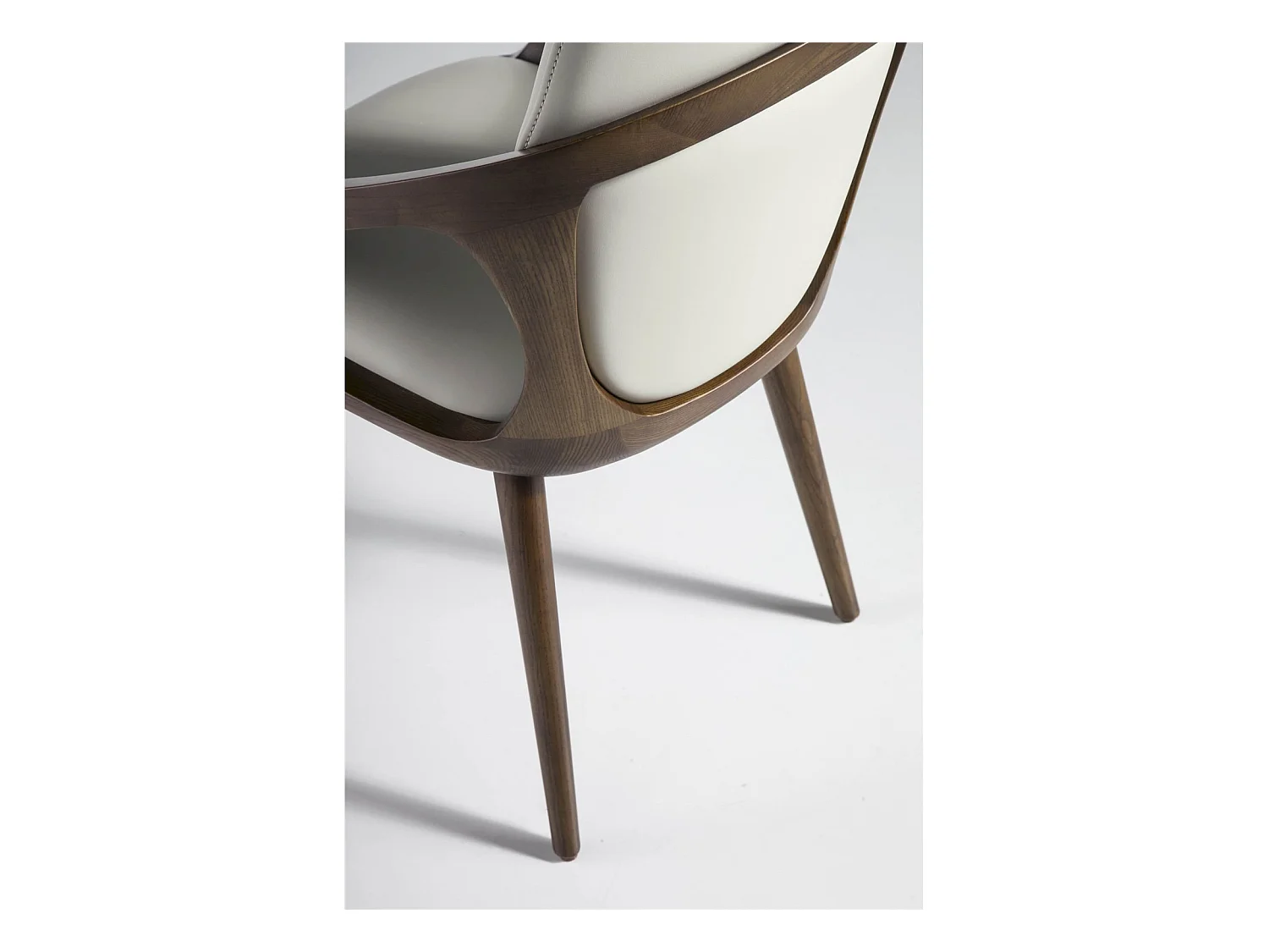 Chaise rembourrée simili structure bois de frêne