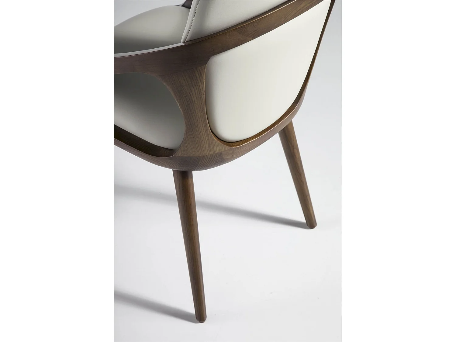 Chaise rembourrée simili structure bois de frêne