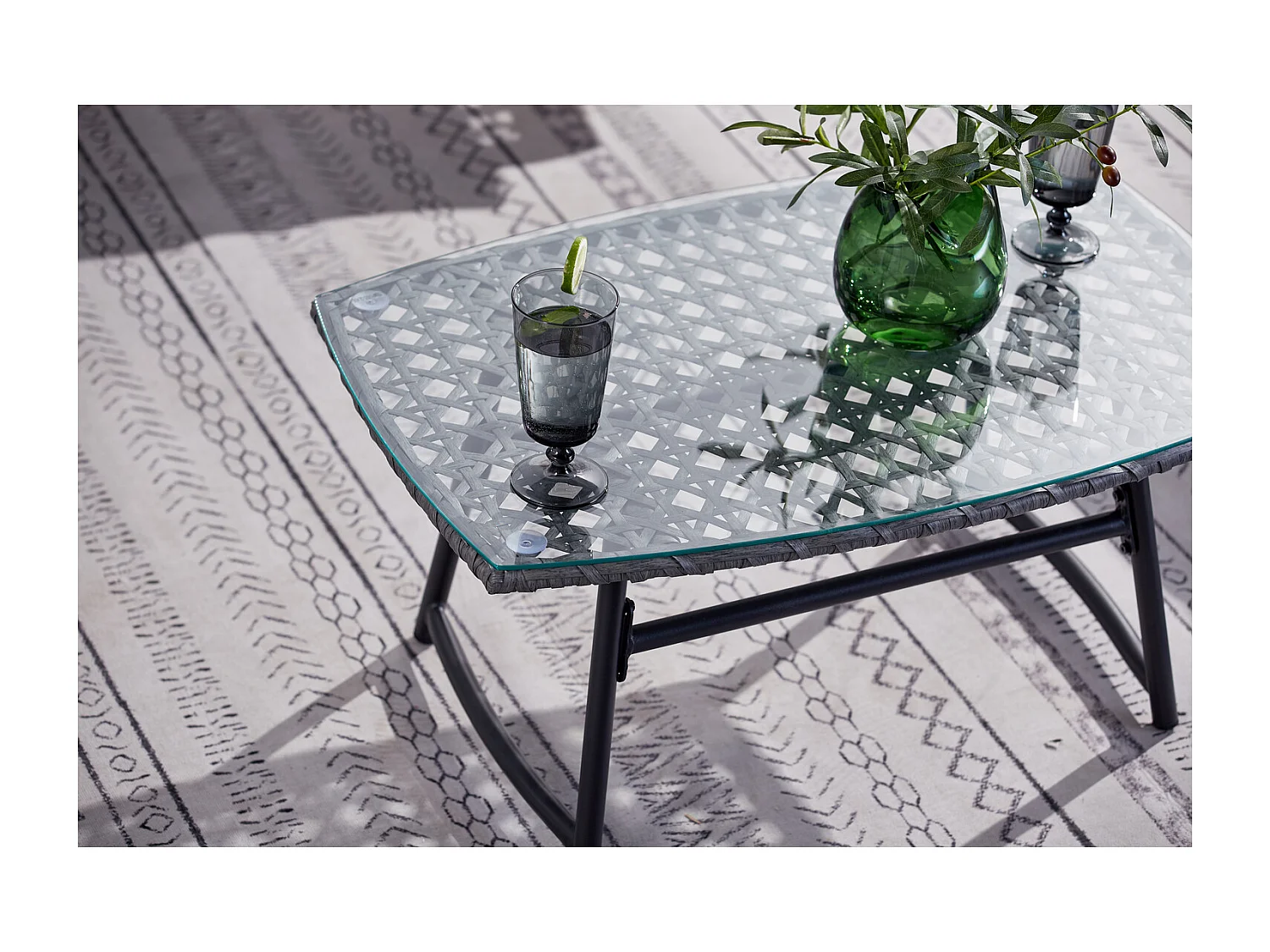 Niedrige Gartenmöbel für 4 Personen aus Kunstharz, grau  GUAHANA