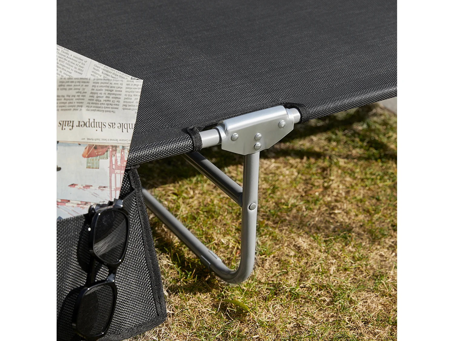 SoBuy Chaise Longue Pliable et Réglable, Transat de Jardin avec Appui-Tête et Pochette, Bain de Soleil, Charge 120 kg, Noir, OGS35-SCH