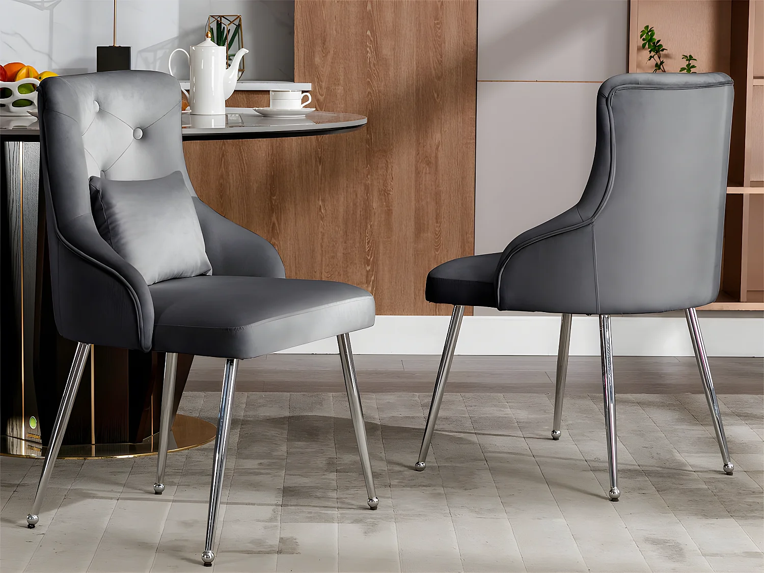 Set mit 2 samtgepolsterten Stühlen mit Kissen – Grau