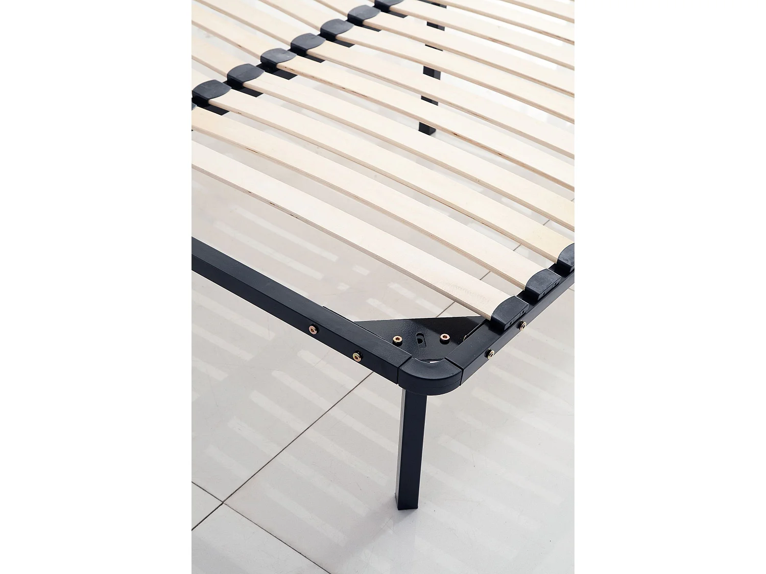 Sommier à lattes 140x190 cm sur pieds pour lit 2 places