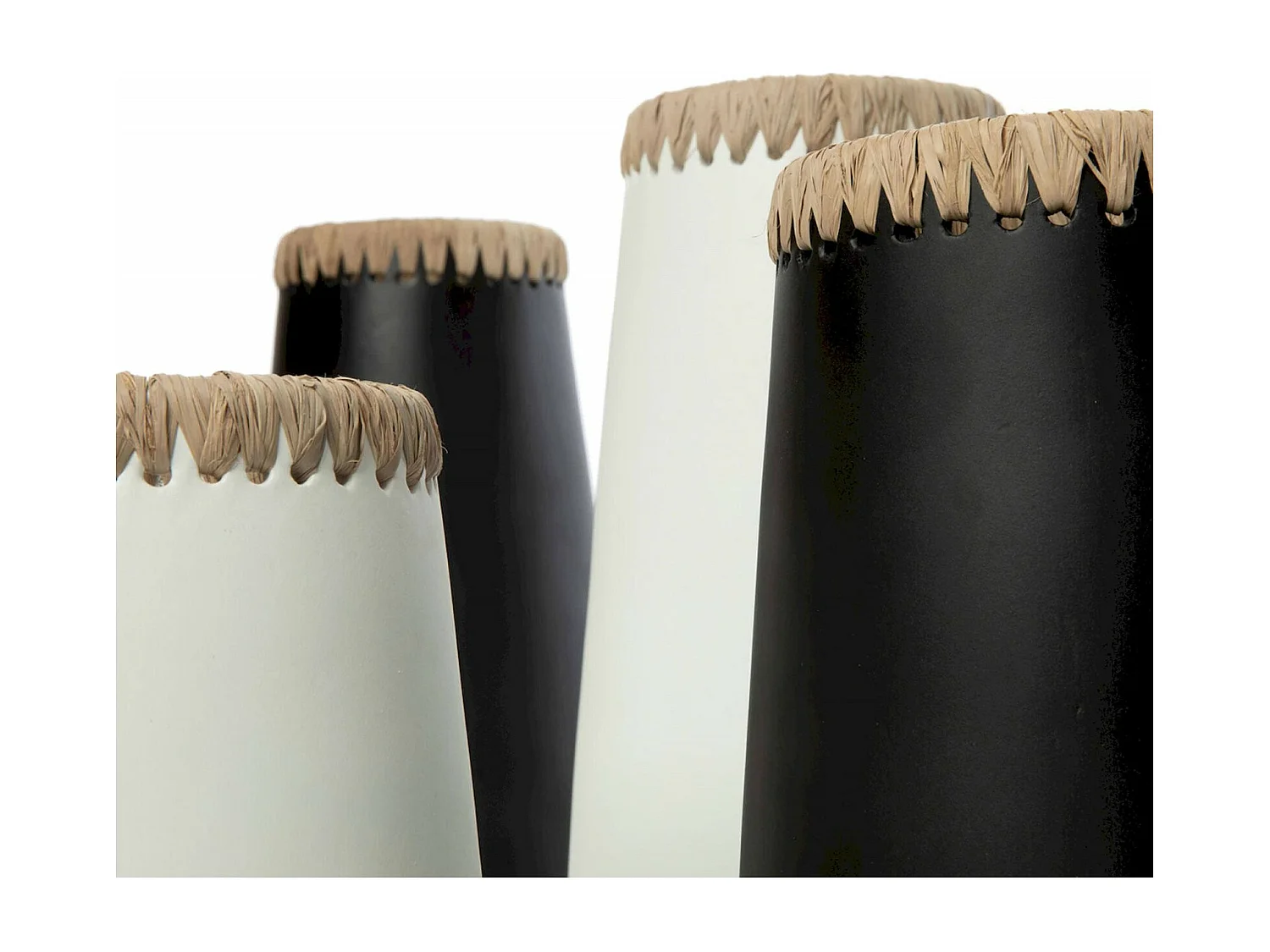 Vase Sneaky terre cuite et raphia élégant