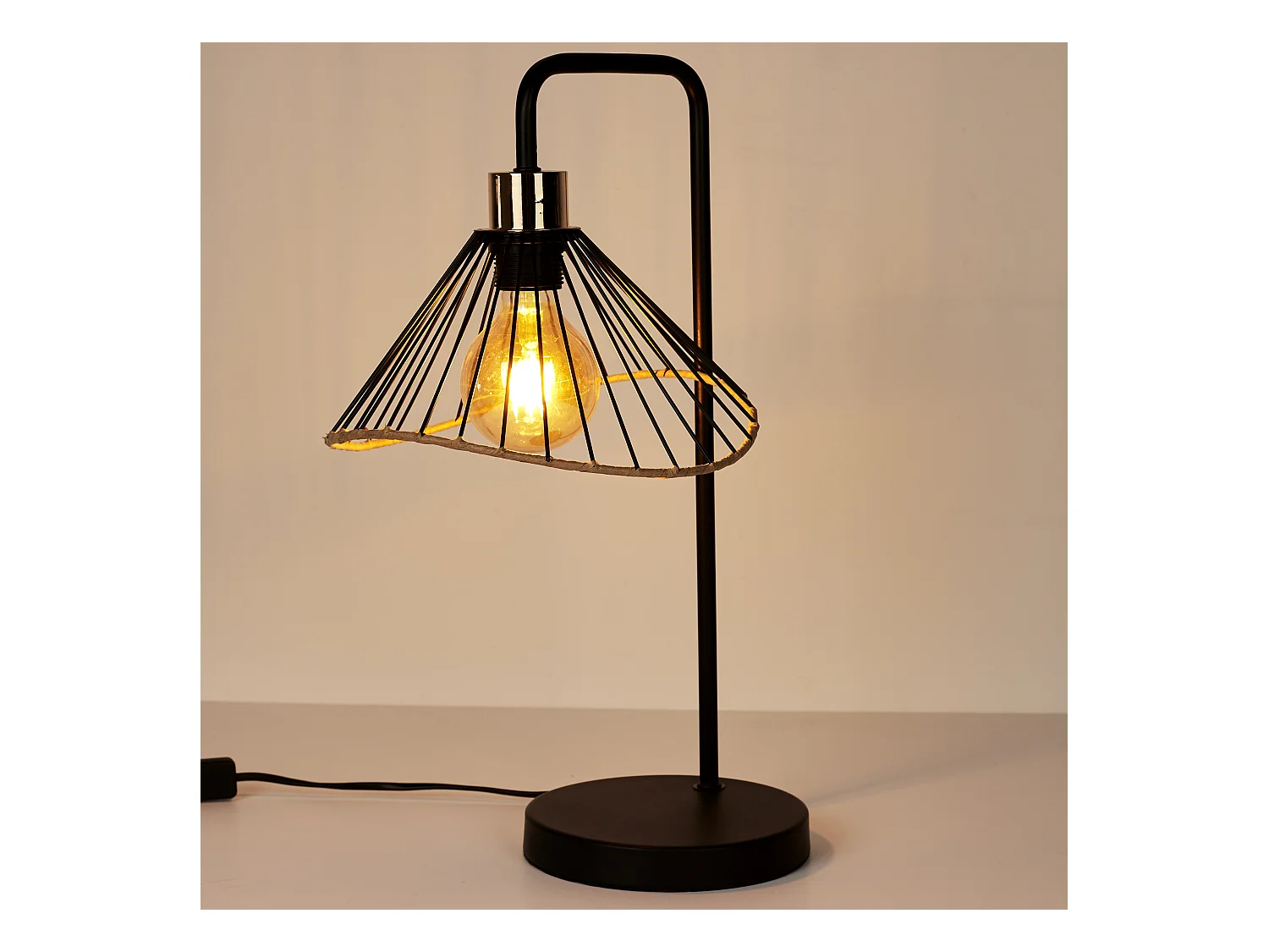 Lampe A Poser Abat Jour Noir Et Rotin Noir