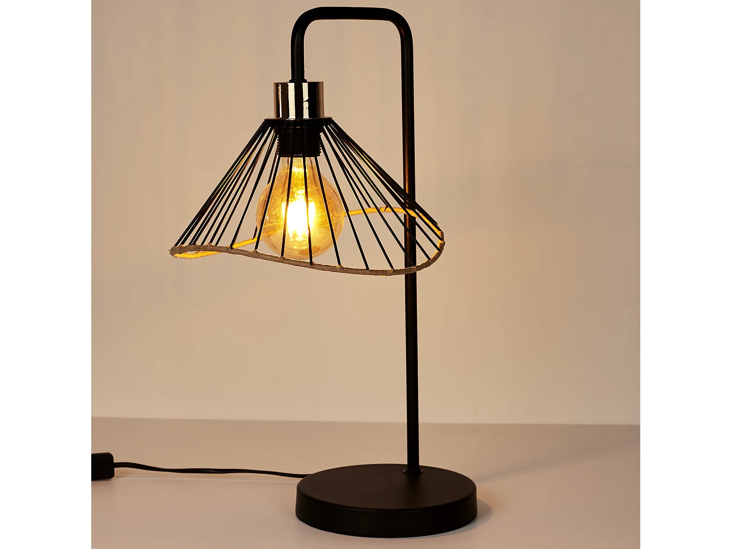 Lampe A Poser Abat Jour Noir Et Rotin Noir