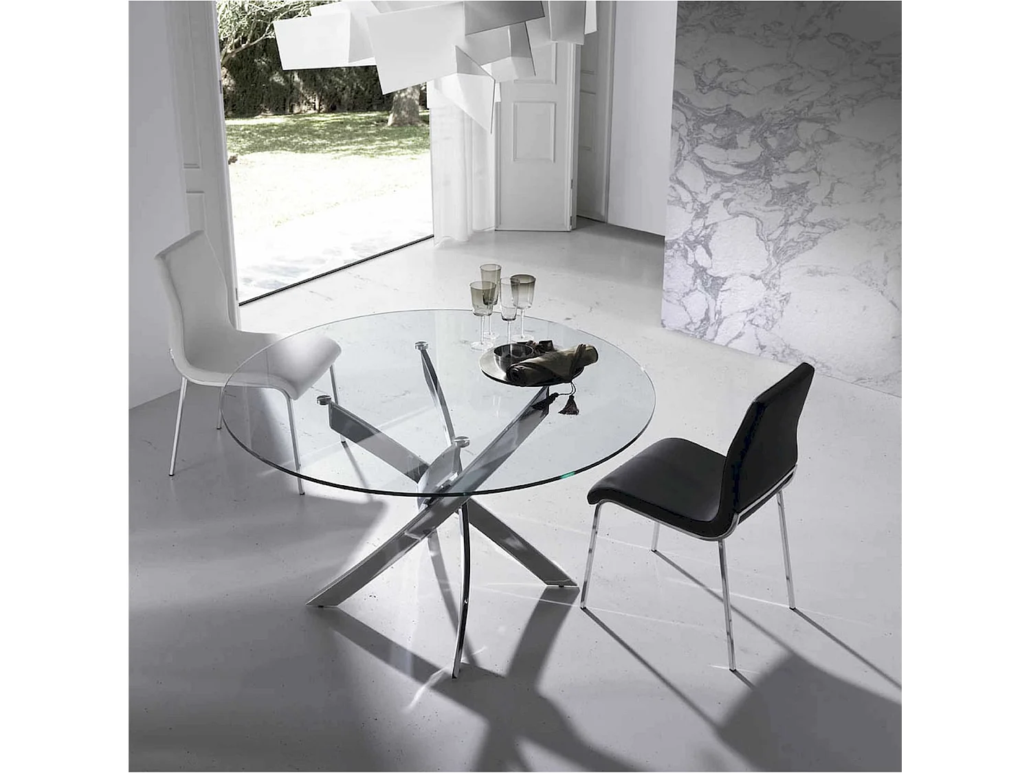 Table à manger base acier inoxydable plateau verre trempé