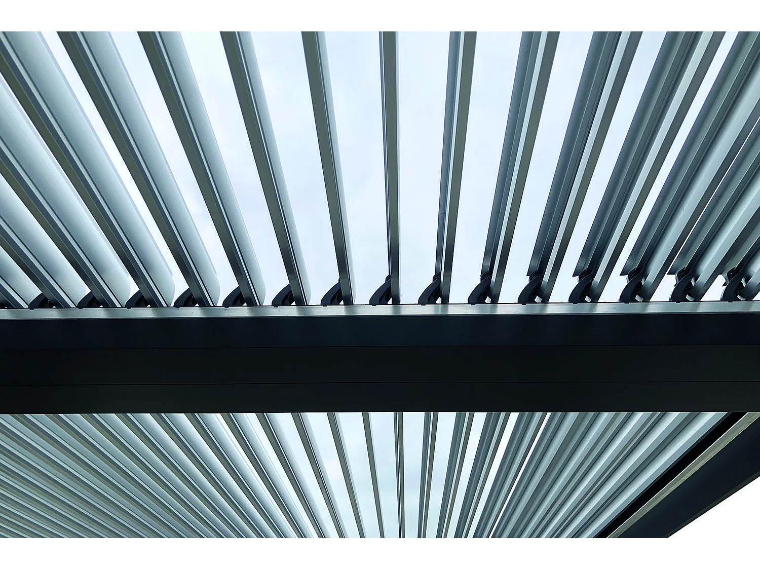 Pérgola Bioclimática 3x4 m Cinza MILOS Alumínio Lâminas Orientáveis - Fácil de Manter - Proteção Contra Chuva e Sol