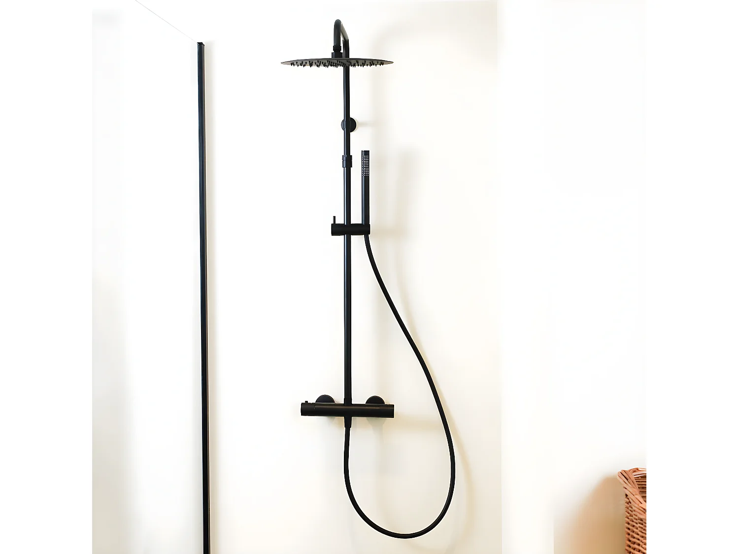 Delice II columna de ducha termostática negra con cuerpo frío Essebagno