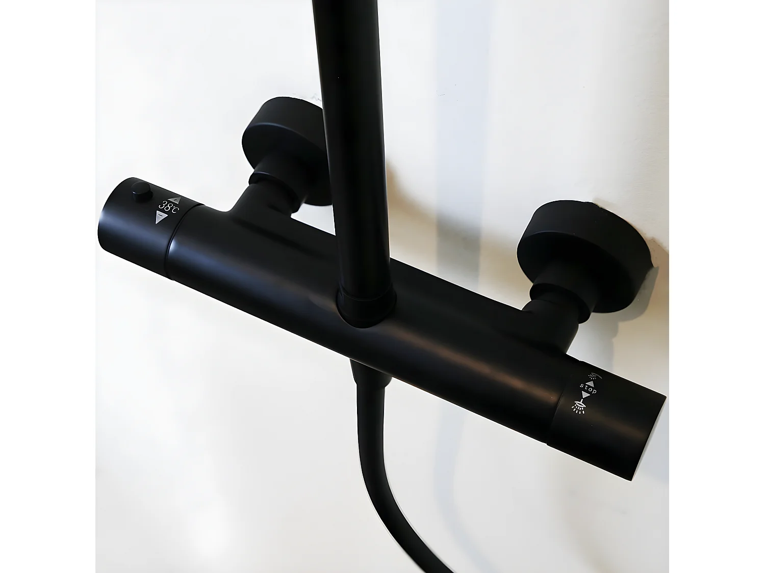 Delice II columna de ducha termostática negra con cuerpo frío Essebagno