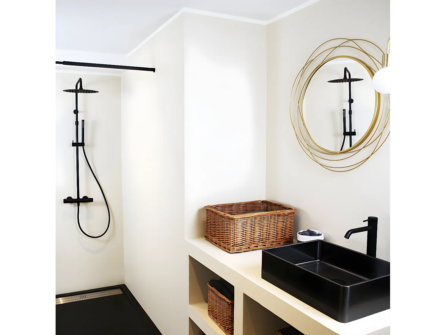 Delice II columna de ducha termostática negra con cuerpo frío Essebagno