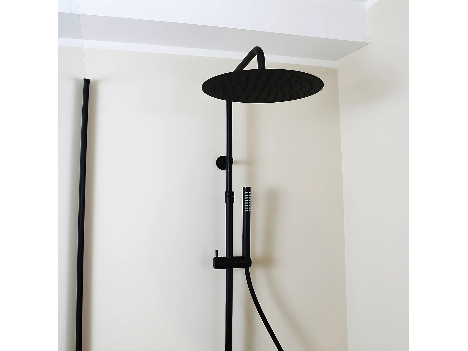 Delice II columna de ducha termostática negra con cuerpo frío Essebagno