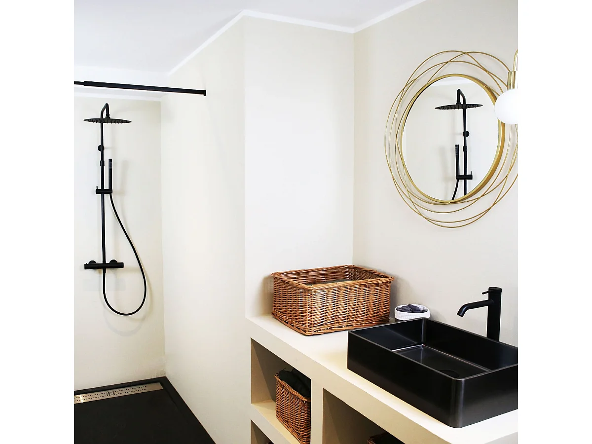 Delice II colonne de douche thermostatique noire avec corps froid - Essebagno