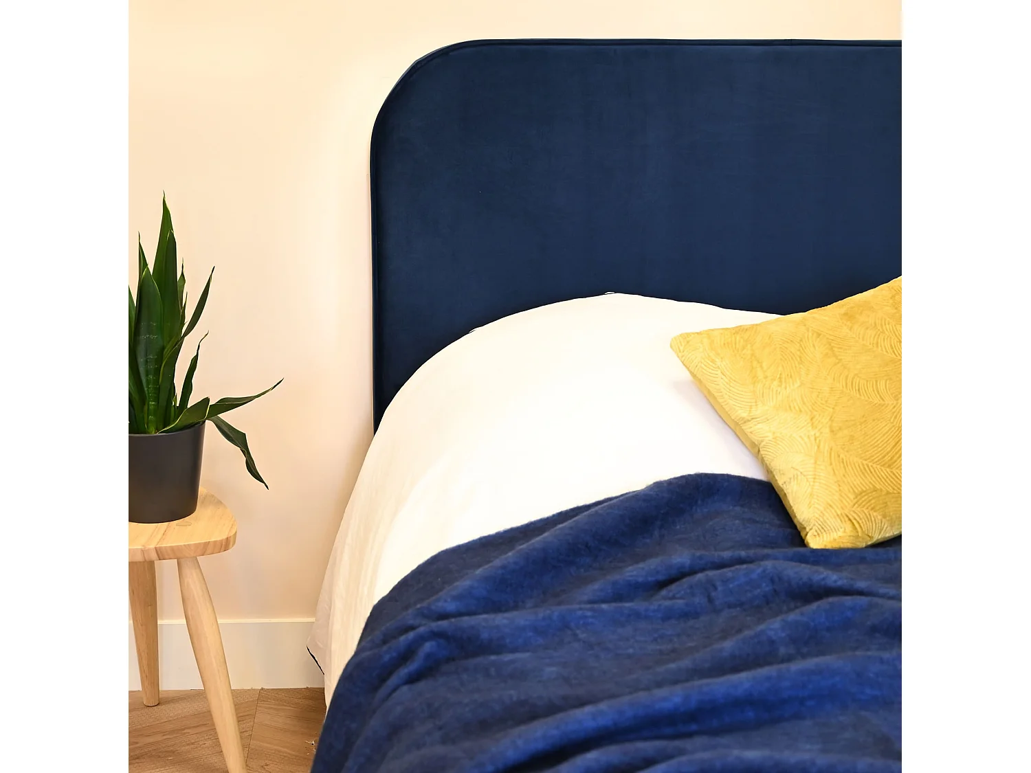 Tête de lit MARSELLA 145 cm en velours bleu - Terre de Nuit