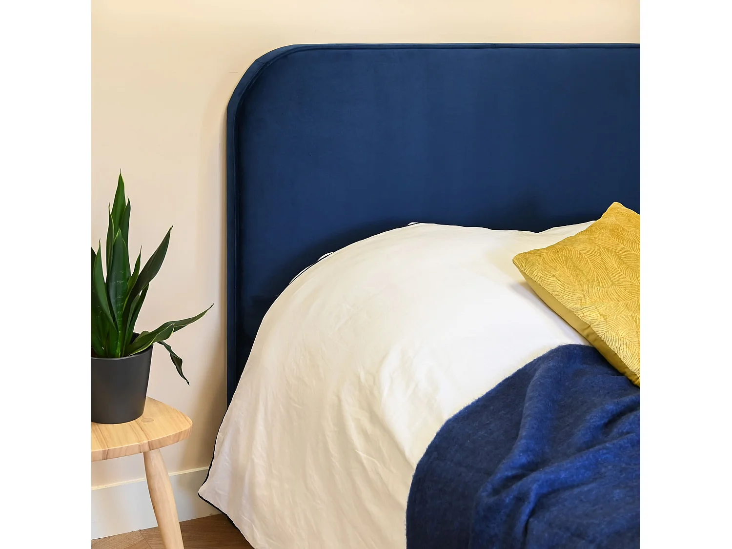 Tête de lit MARSELLA 145 cm en velours bleu - Terre de Nuit