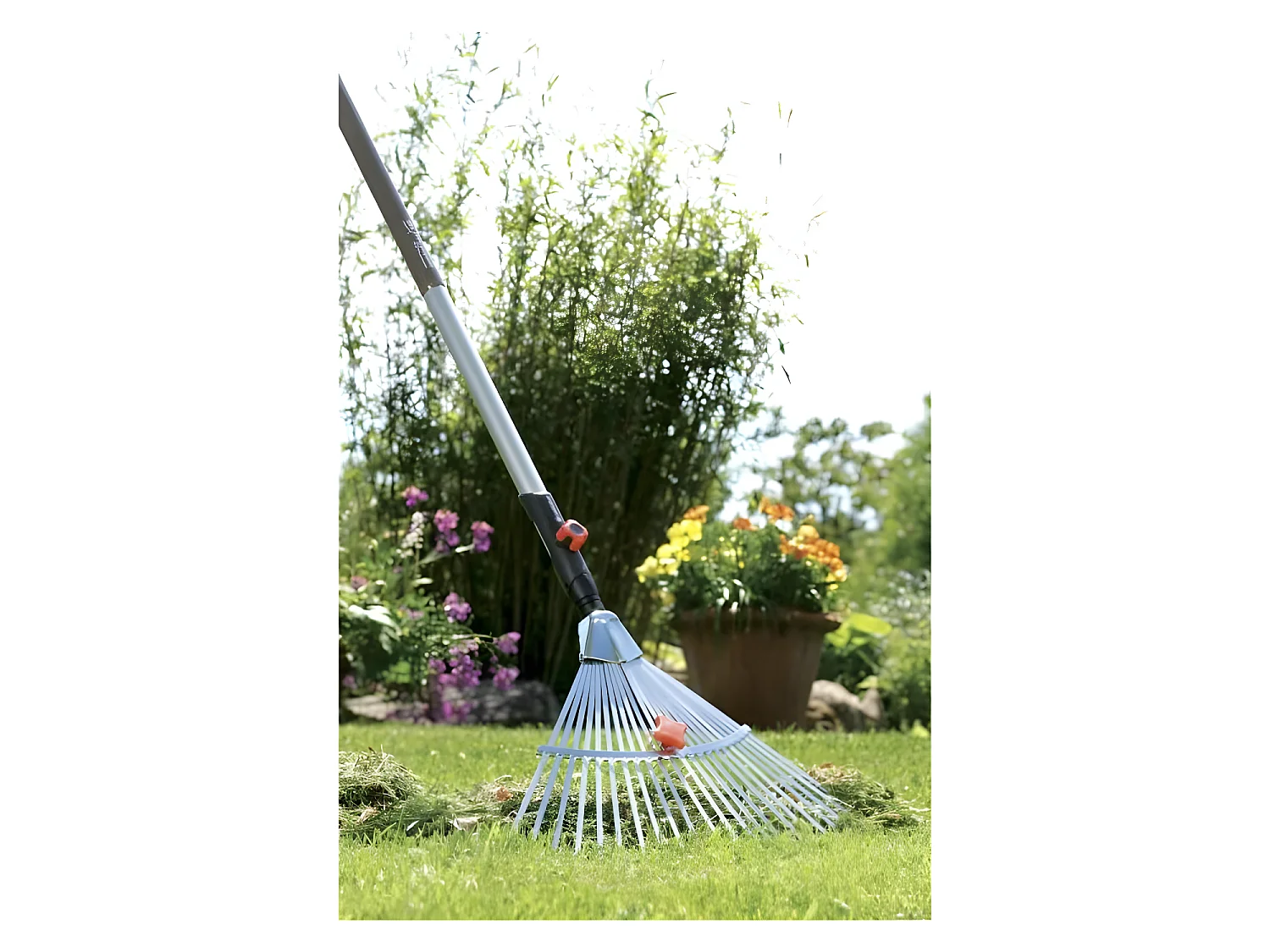 GARDENA Balai a gazon réglable 30-50cm Combisystem - Acier zingué ressorts – 22 dents – Ratissage herbe – Garantie 25 ans