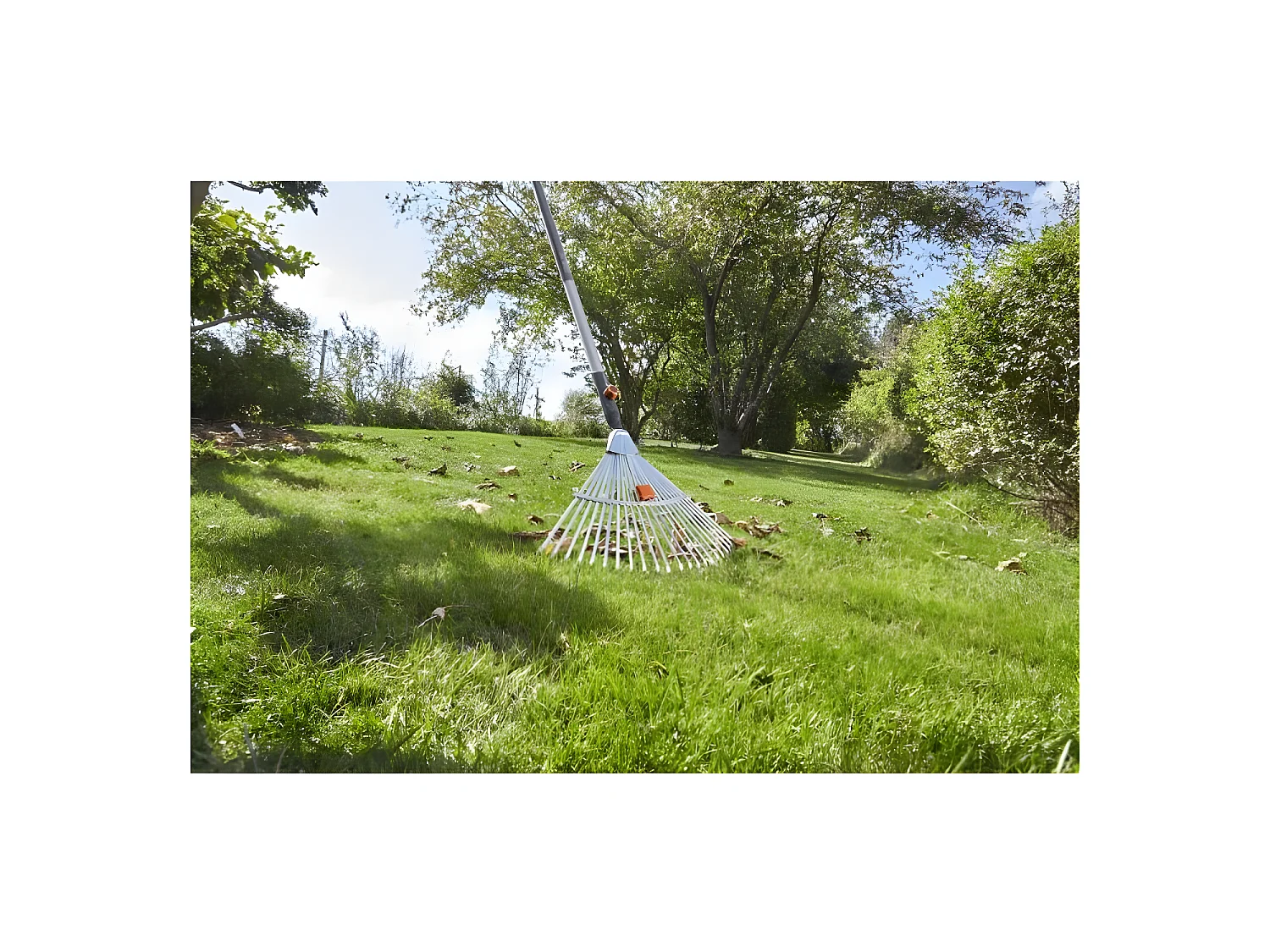 GARDENA Balai a gazon réglable 30-50cm Combisystem - Acier zingué ressorts – 22 dents – Ratissage herbe – Garantie 25 ans