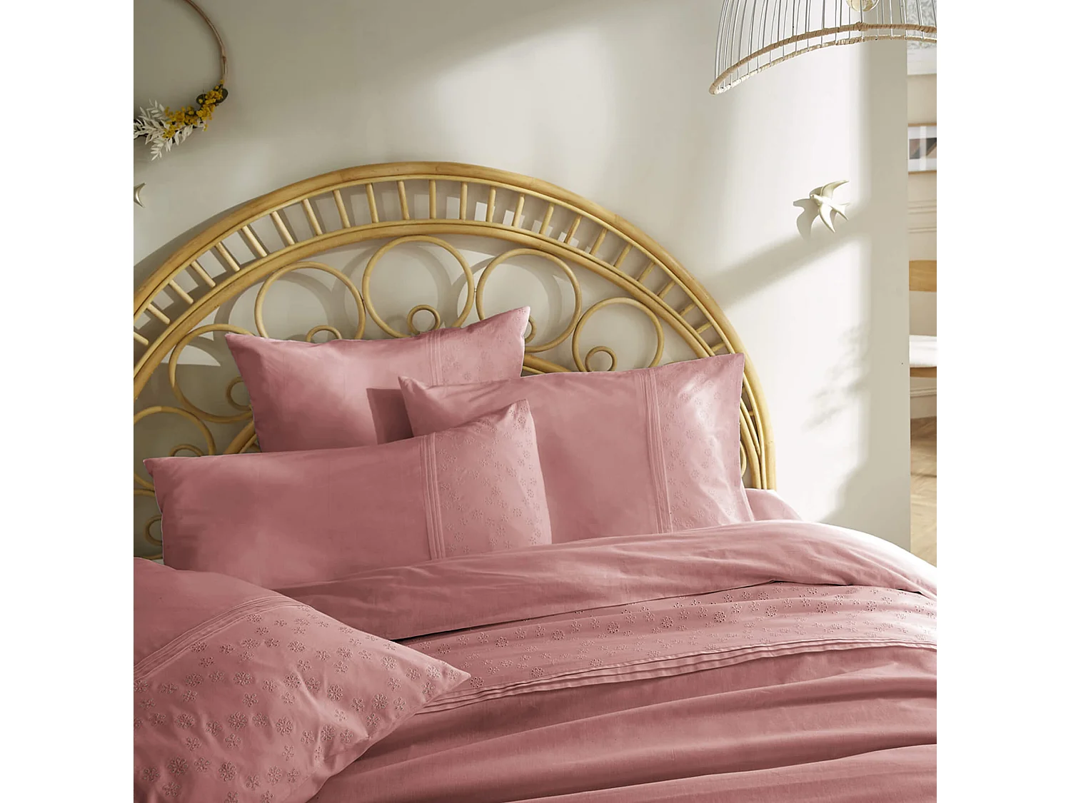 Taie d'oreiller 100% coton broderie anglaise rose 50x70