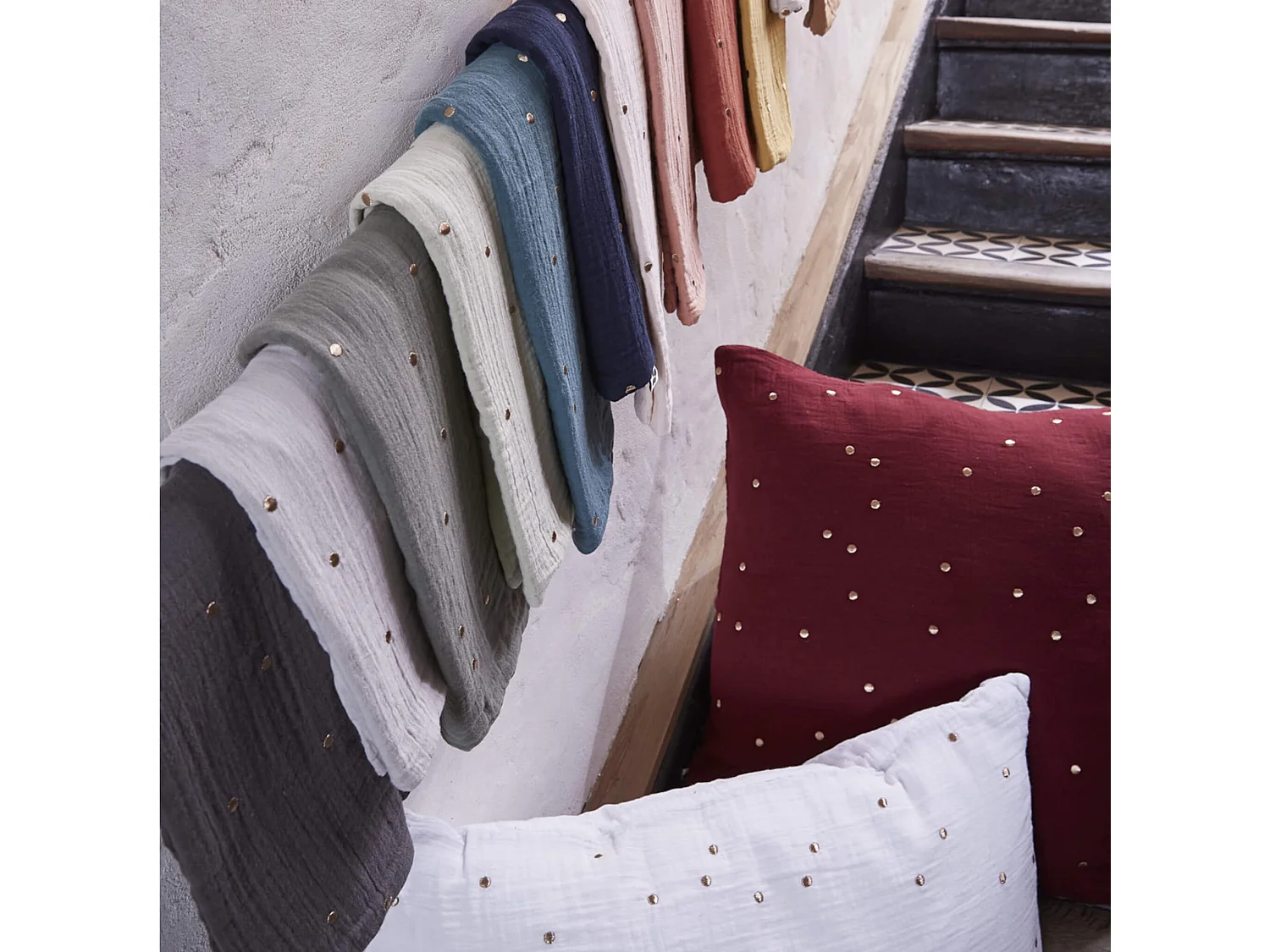 Taie d'oreiller à pois brodés double gaze de coton rose 60x60 cm