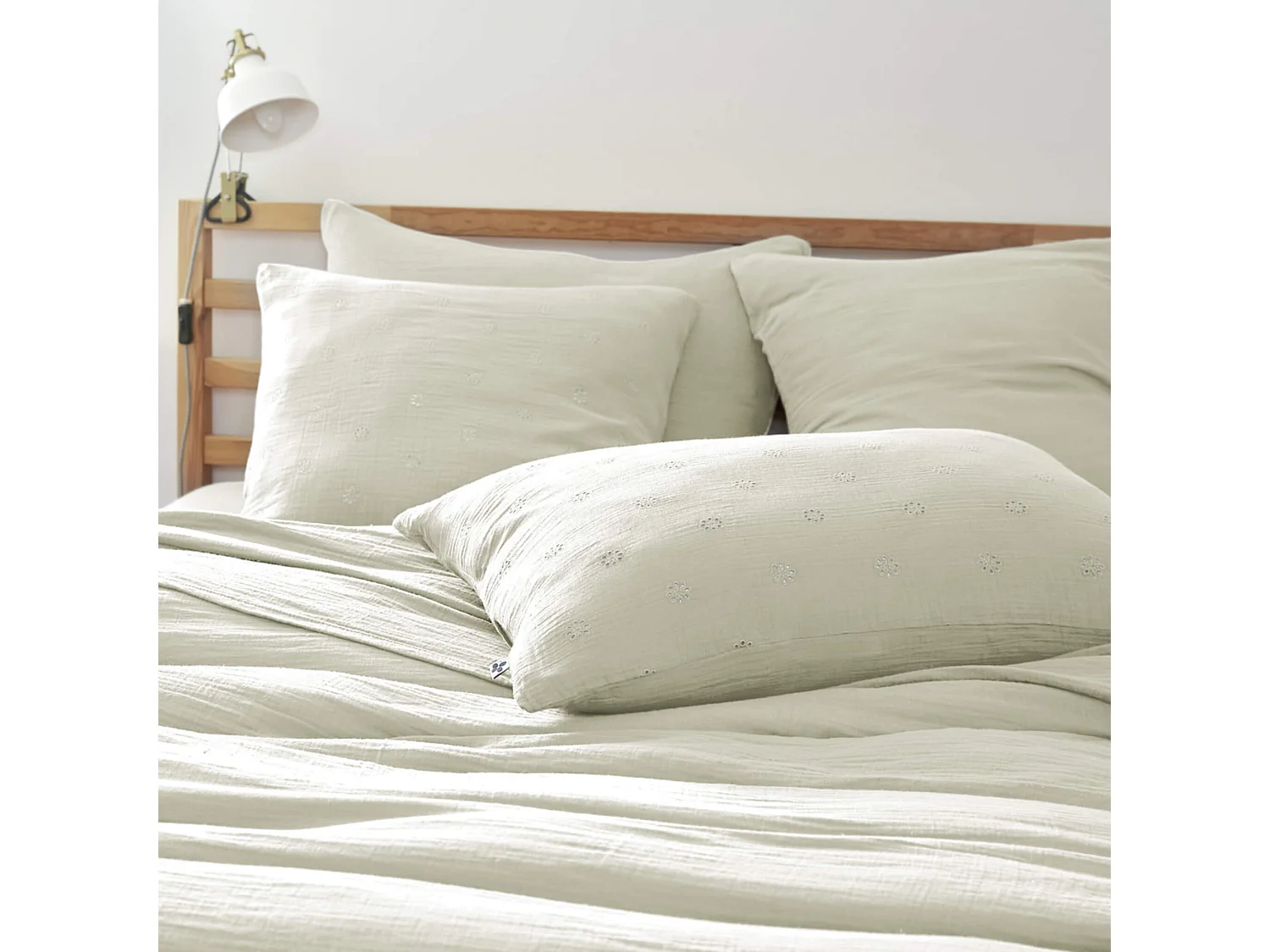 Taie d'oreiller brodée double gaze de coton vert d'eau 60x60 cm