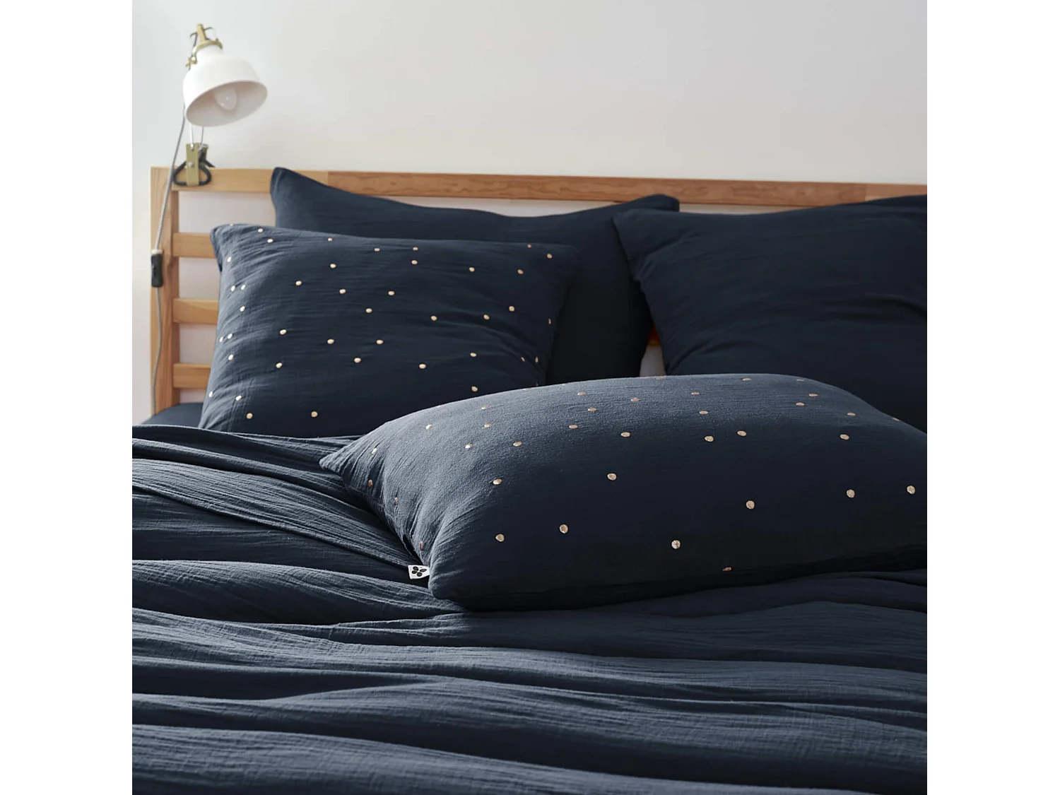 Taie d'oreiller à pois brodés double gaze de coton marine 50x70 cm