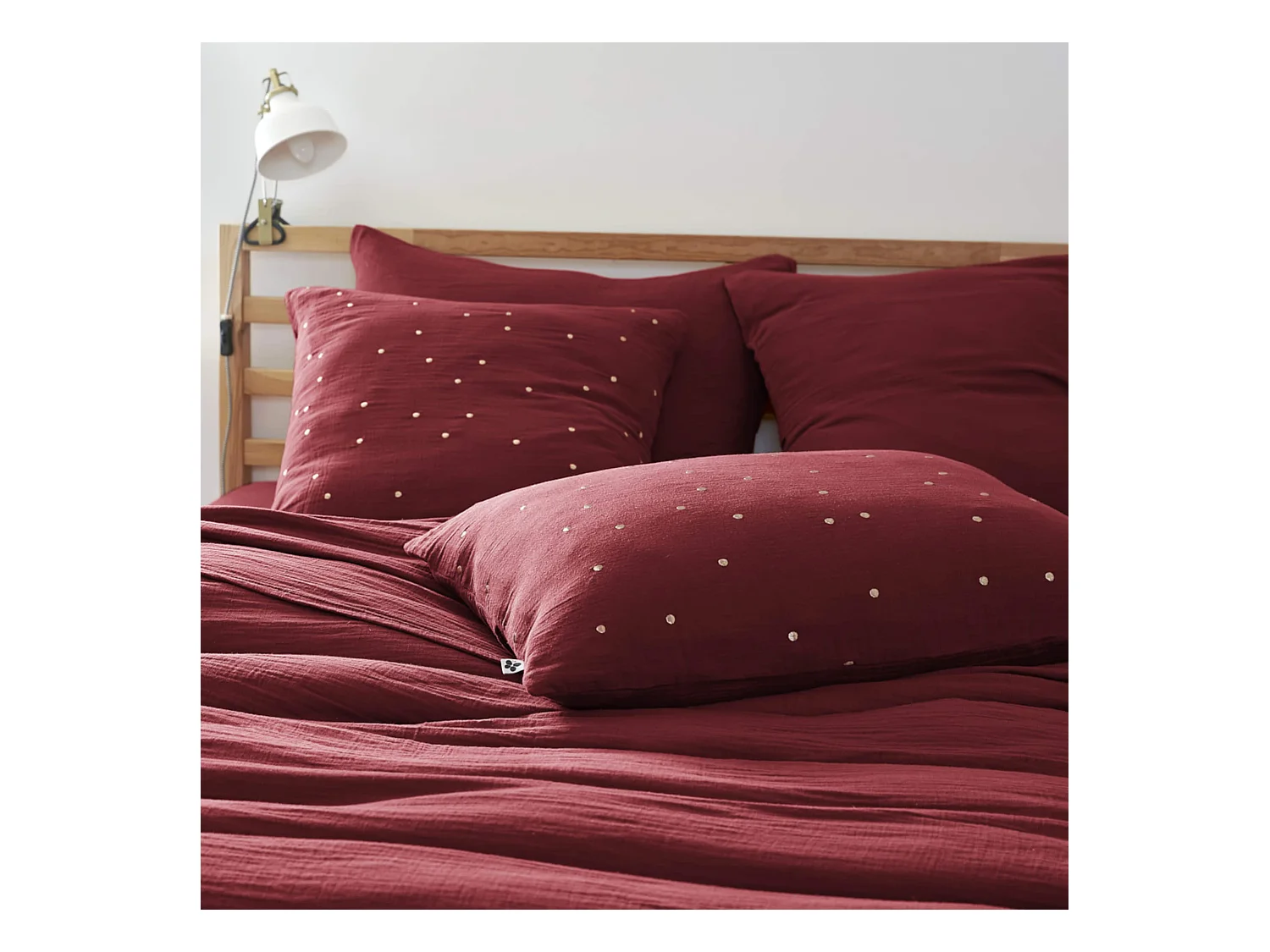 Taie d'oreiller à pois brodés double gaze de coton bordeaux 60x60 cm