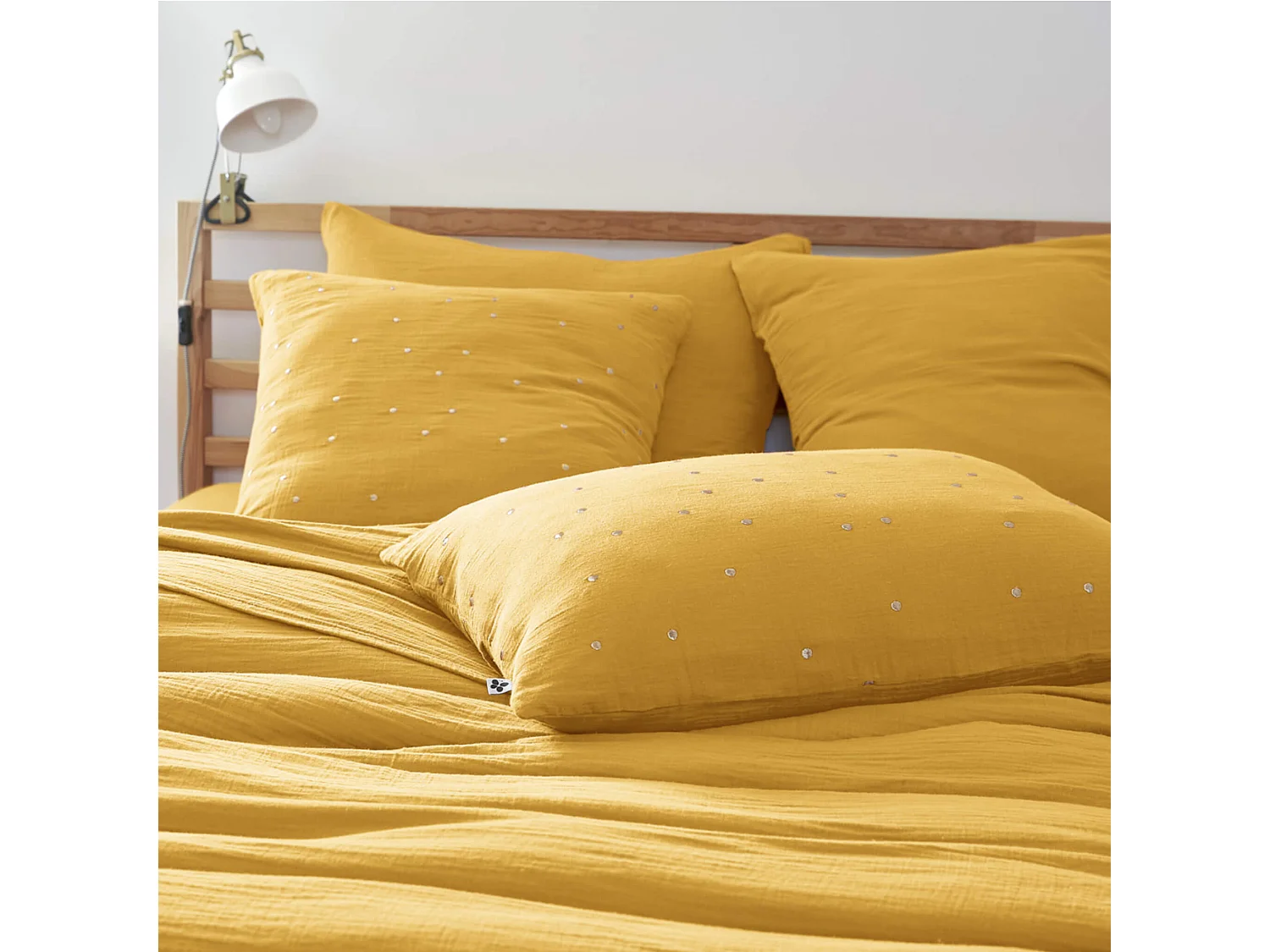 Taie d'oreiller à pois brodés double gaze de coton jaune safran 60x60 cm