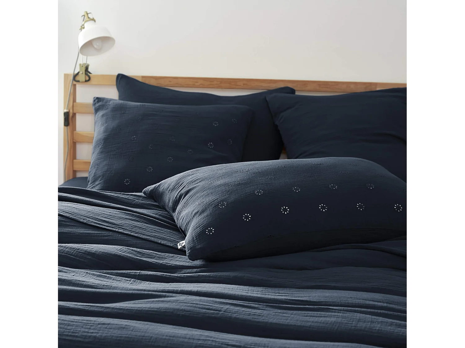 Taie d'oreiller brodée double gaze de coton marine 50x70 cm