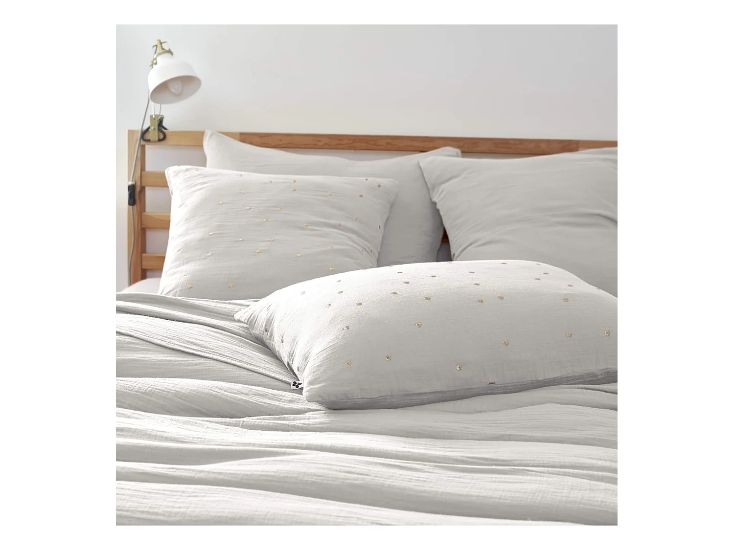 Taie d'oreiller à pois brodés double gaze de coton gris 60x60 cm