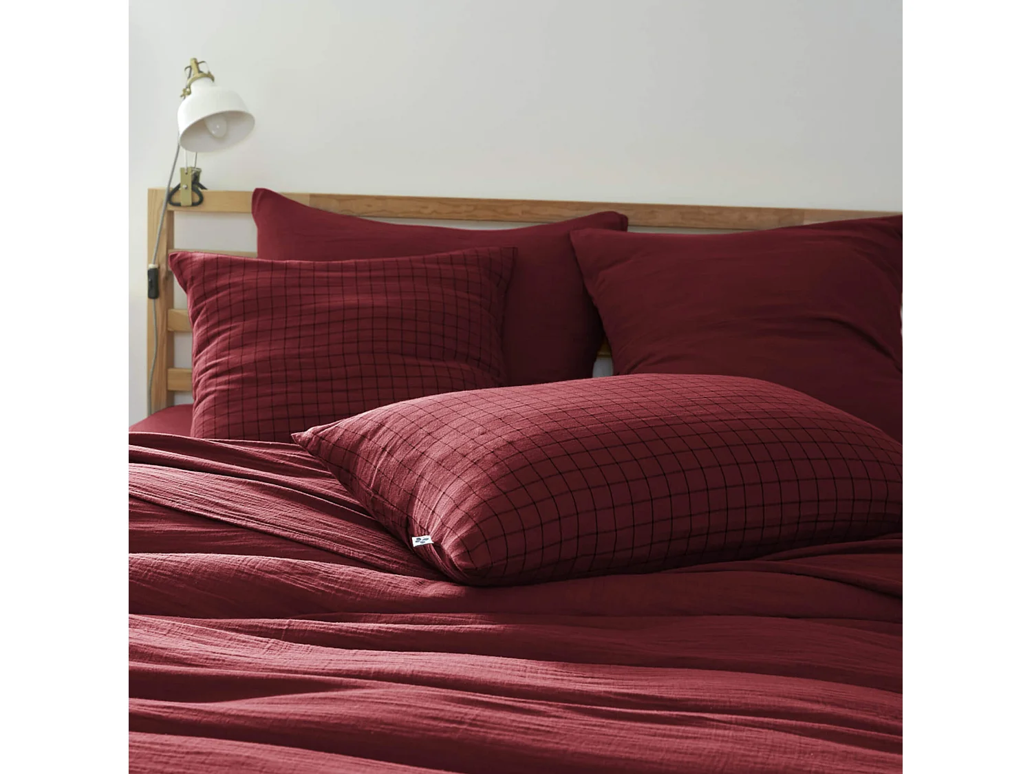 Taie d'oreiller à carreaux double gaze de coton bordeaux 60x60