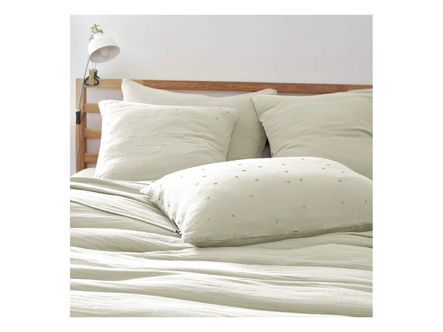 Taie d'oreiller à pois brodés double gaze de coton vert d'eau 60x60 cm