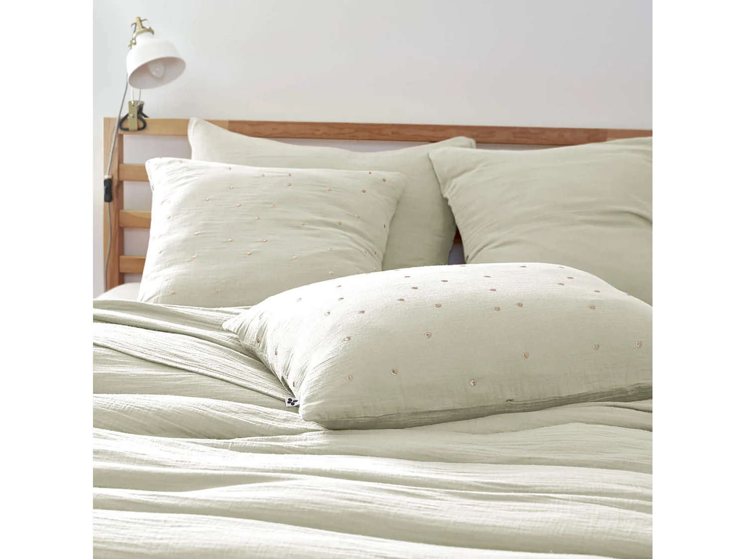 Taie d'oreiller à pois brodés double gaze de coton vert d'eau 60x60 cm