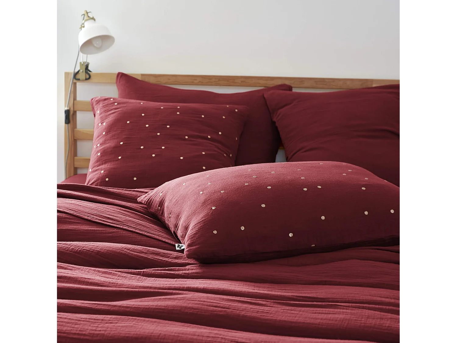 Lot de 2 taies d'oreillers à pois brodés double gaze de coton bordeaux 50x70