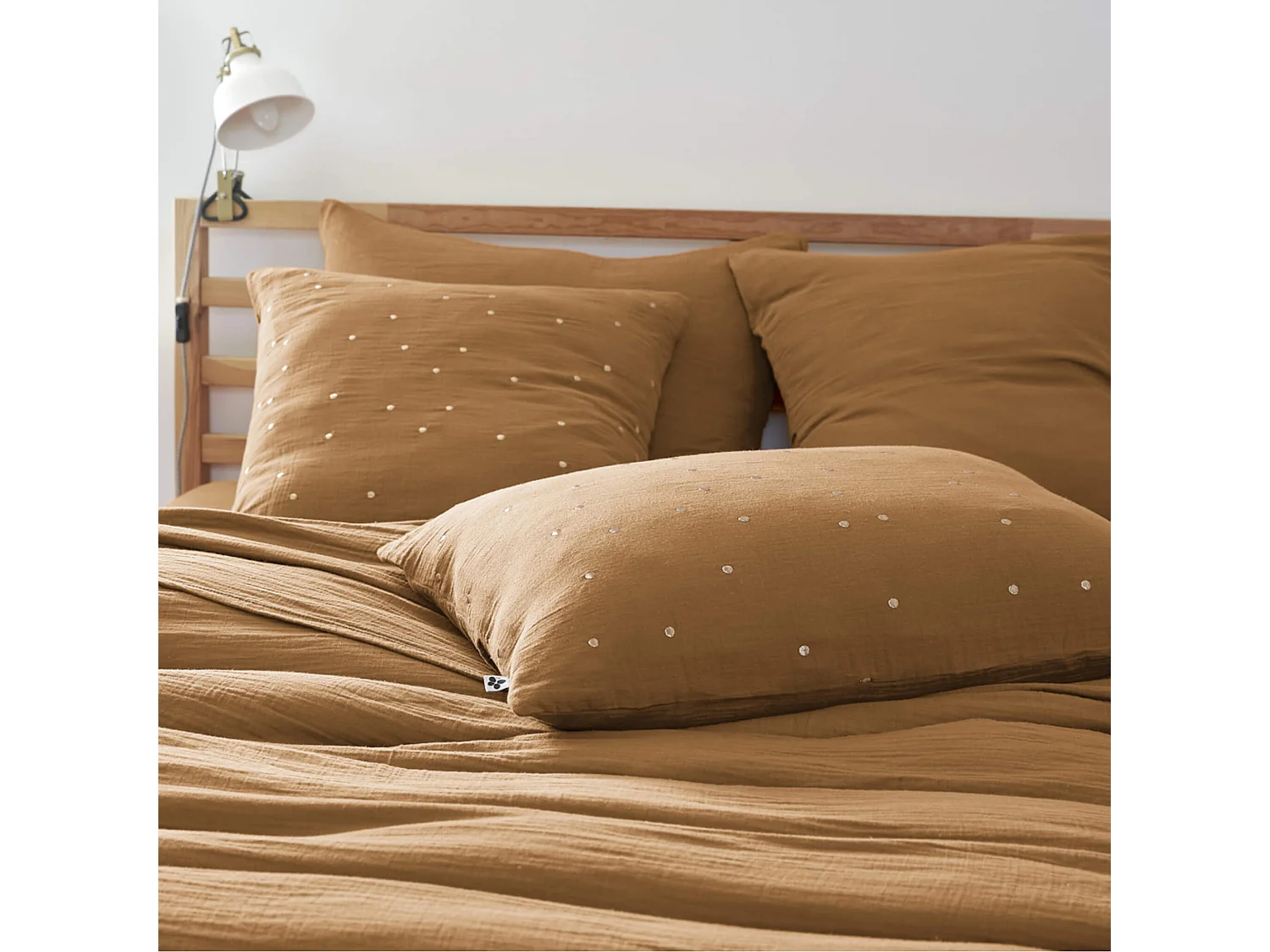 Lot de 2 taies d'oreillers à pois brodés double gaze de coton marron 60x60