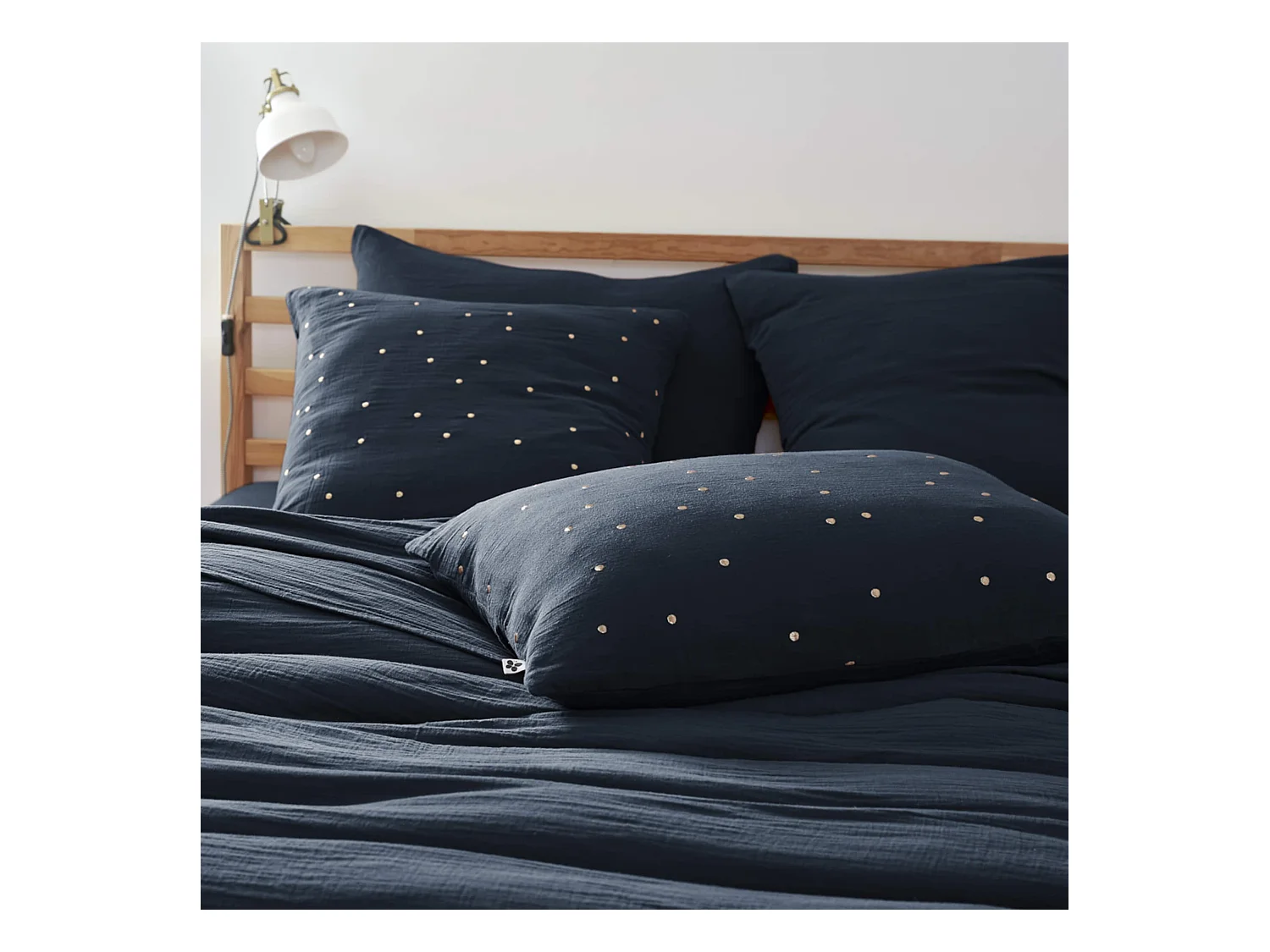 Taie d'oreiller à pois brodés double gaze de coton marine 60x60 cm