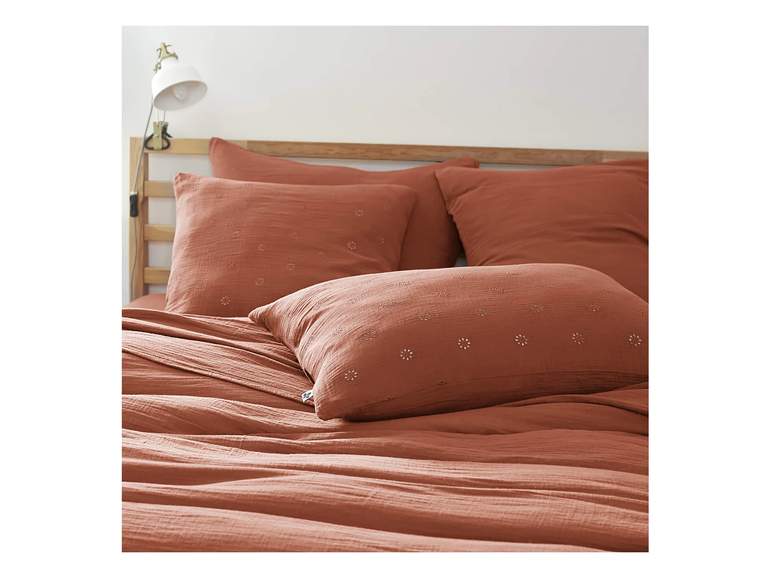 Taie d'oreiller brodée double gaze de coton orange terracotta 50x70 cm