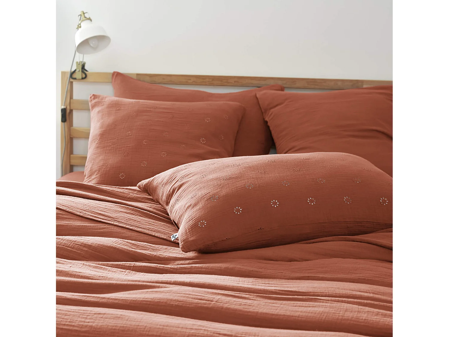 Taie d'oreiller brodée double gaze de coton orange terracotta 50x70 cm