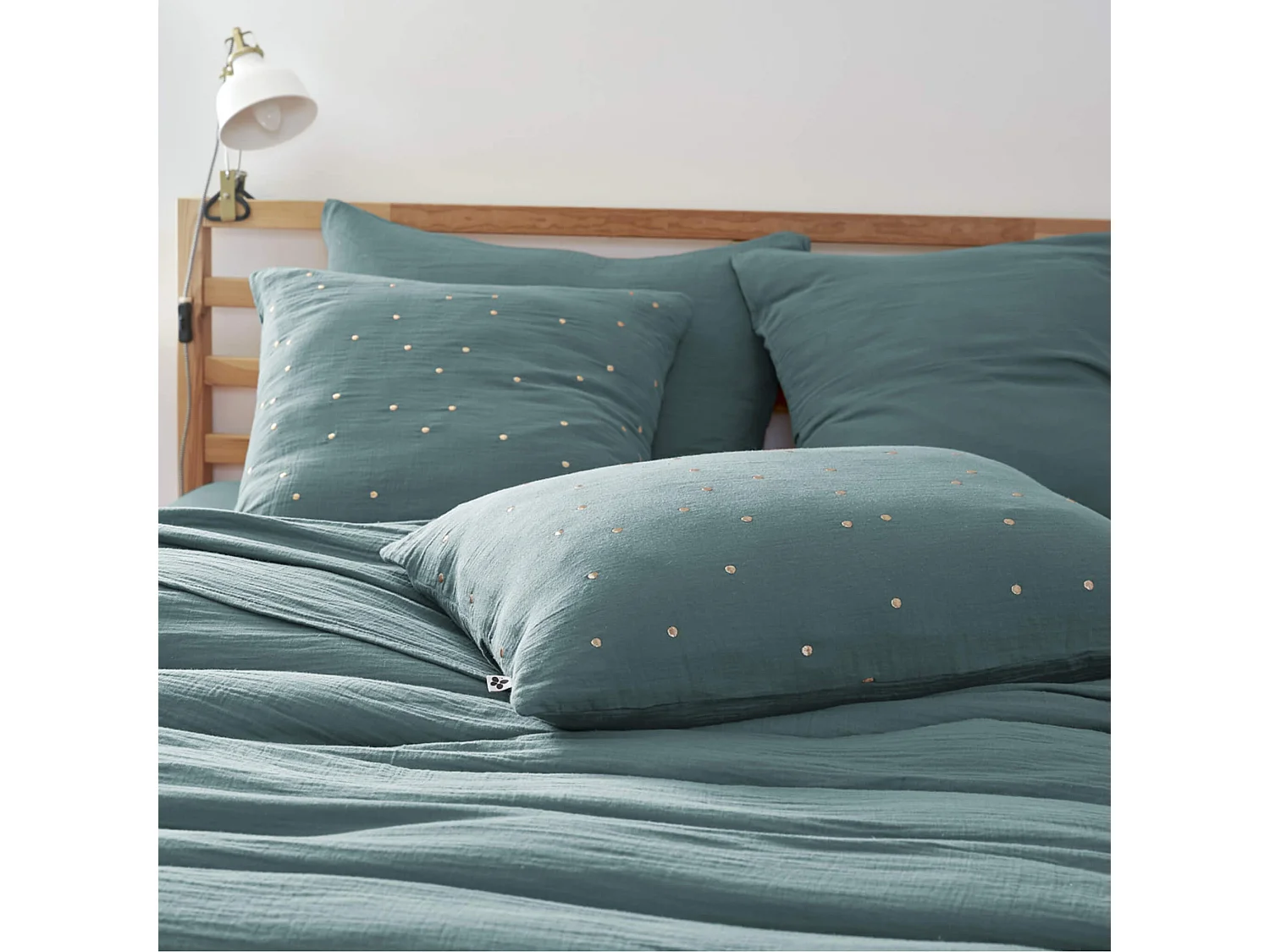 Taie d'oreiller à pois brodés double gaze de coton bleu canard 60x60 cm