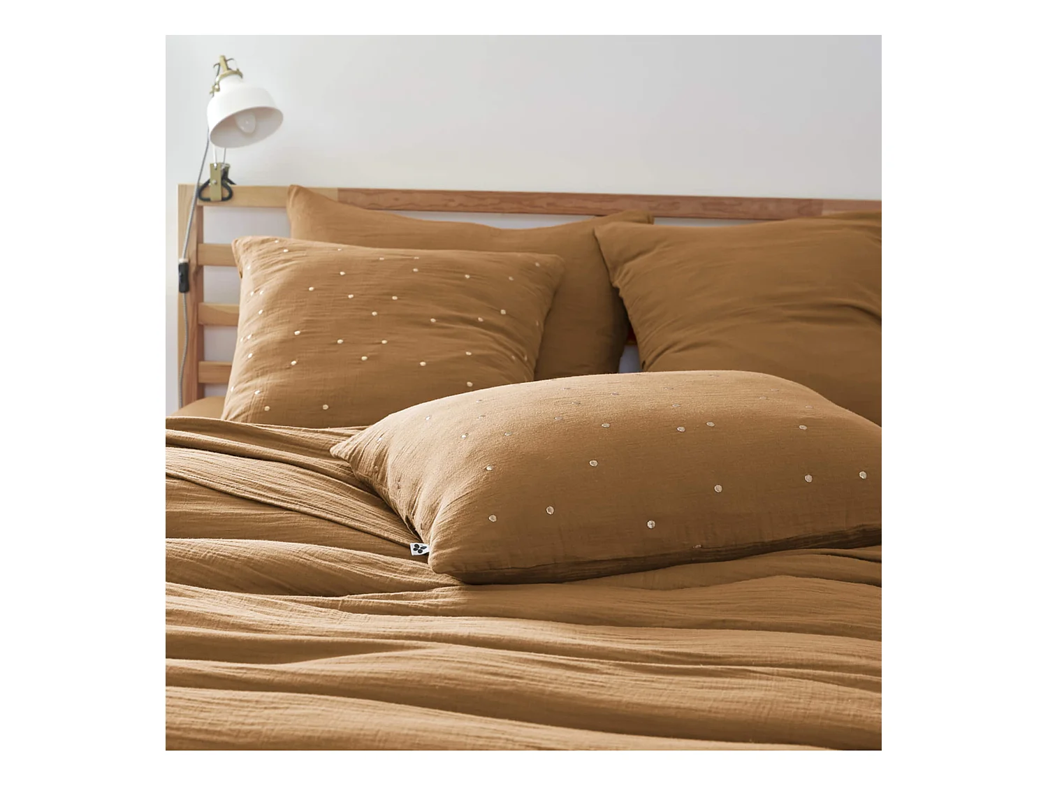 Taie d'oreiller à pois brodés double gaze de coton marron 60x60 cm