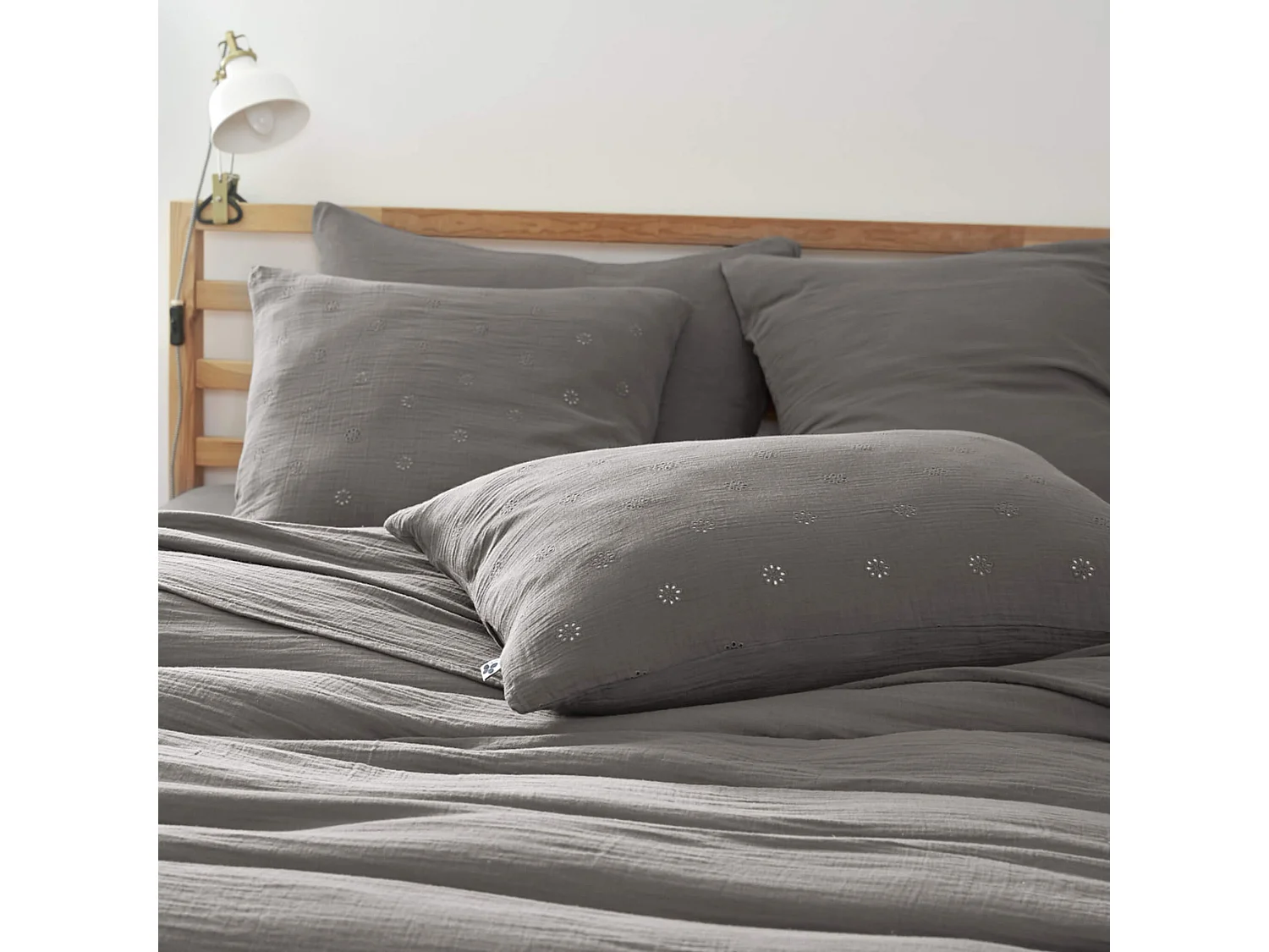 Lot de 2 taies d'oreillers brodées double gaze de coton gris anthracite 50x70