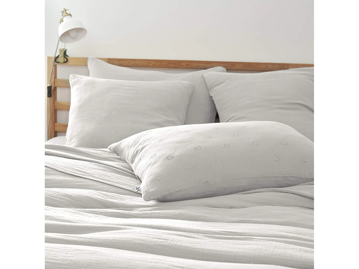 Taie d'oreiller brodée double gaze de coton gris 50x70 cm