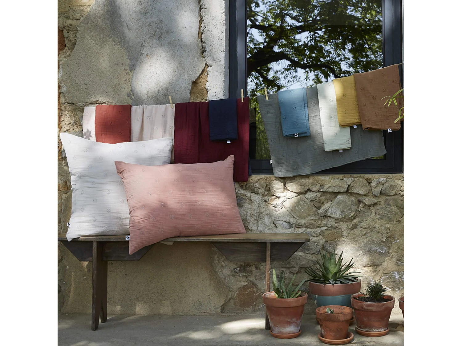 Taie d'oreiller brodée double gaze de coton rose 60x60 cm