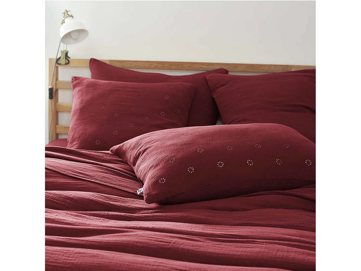 Lot de 2 taies d'oreillers brodées double gaze de coton bordeaux 60x60