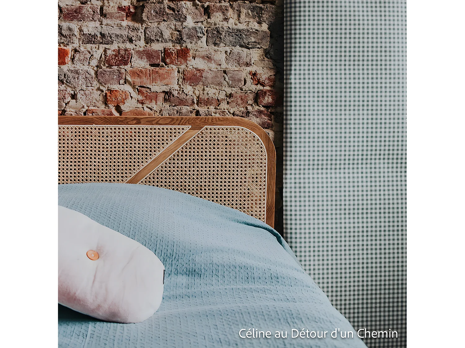 Lit adulte 160x200 cm en placage chêne avec tête de lit en bois massif et cannage naturel - Leonie