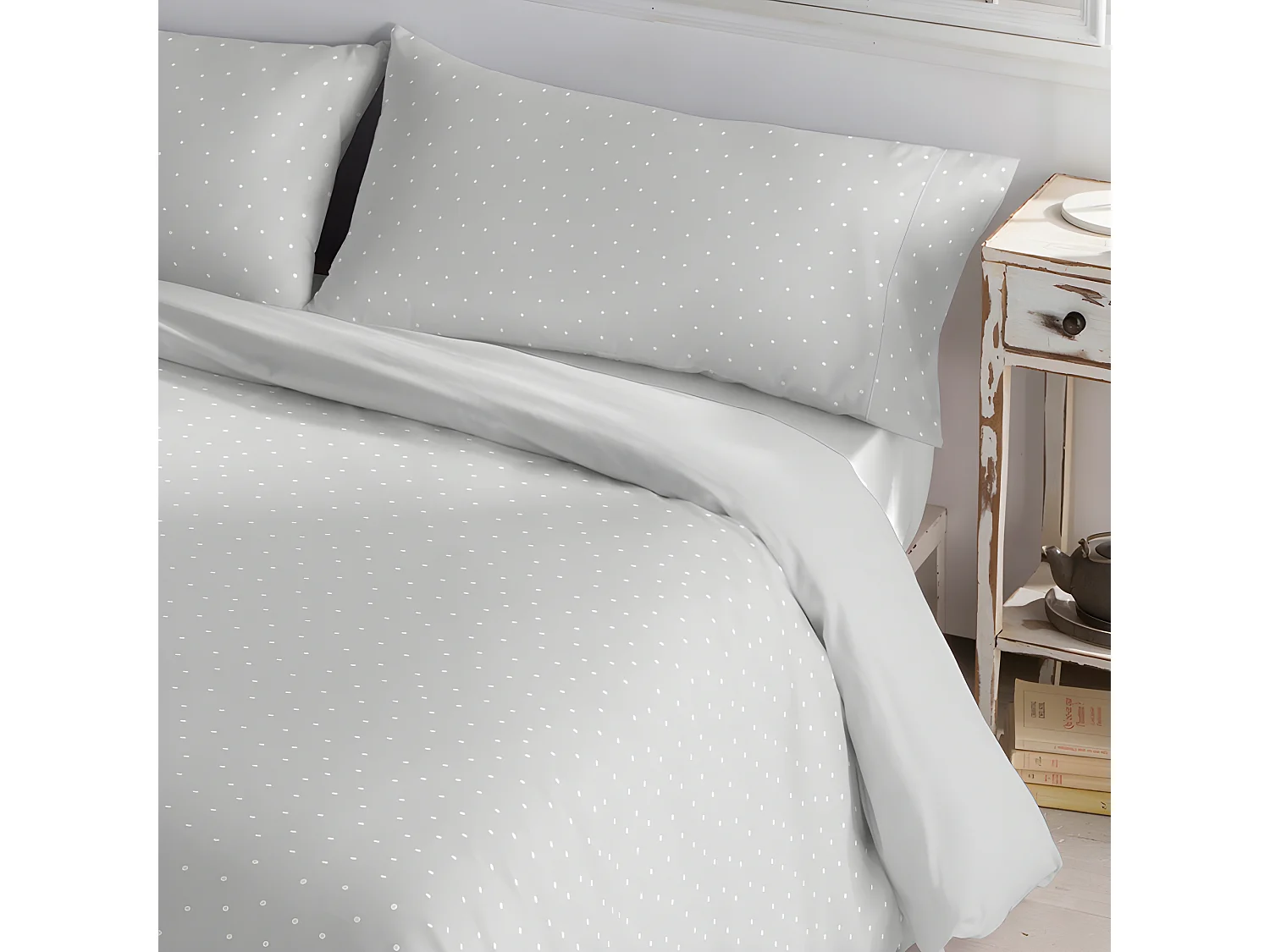 Omkeerbaar dekbedovertrek van 50% polyester - 50% katoen. Met stippendruk. Zilver 280x240cm