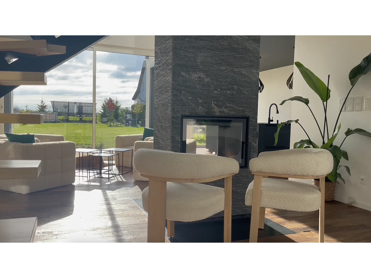 Stol med fløjlbetræksarme i bouclé-stof og sort gummitræ - Taupe - LIVELIA af Pascal MORABITO