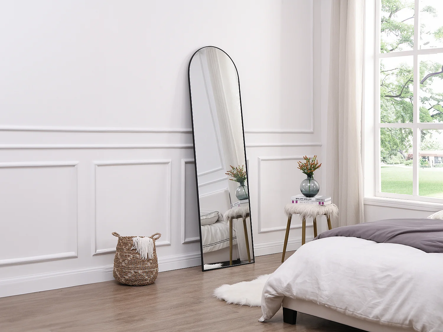 Fristående bågformad spegel i svart metall 50 × 170 cm MAILEN