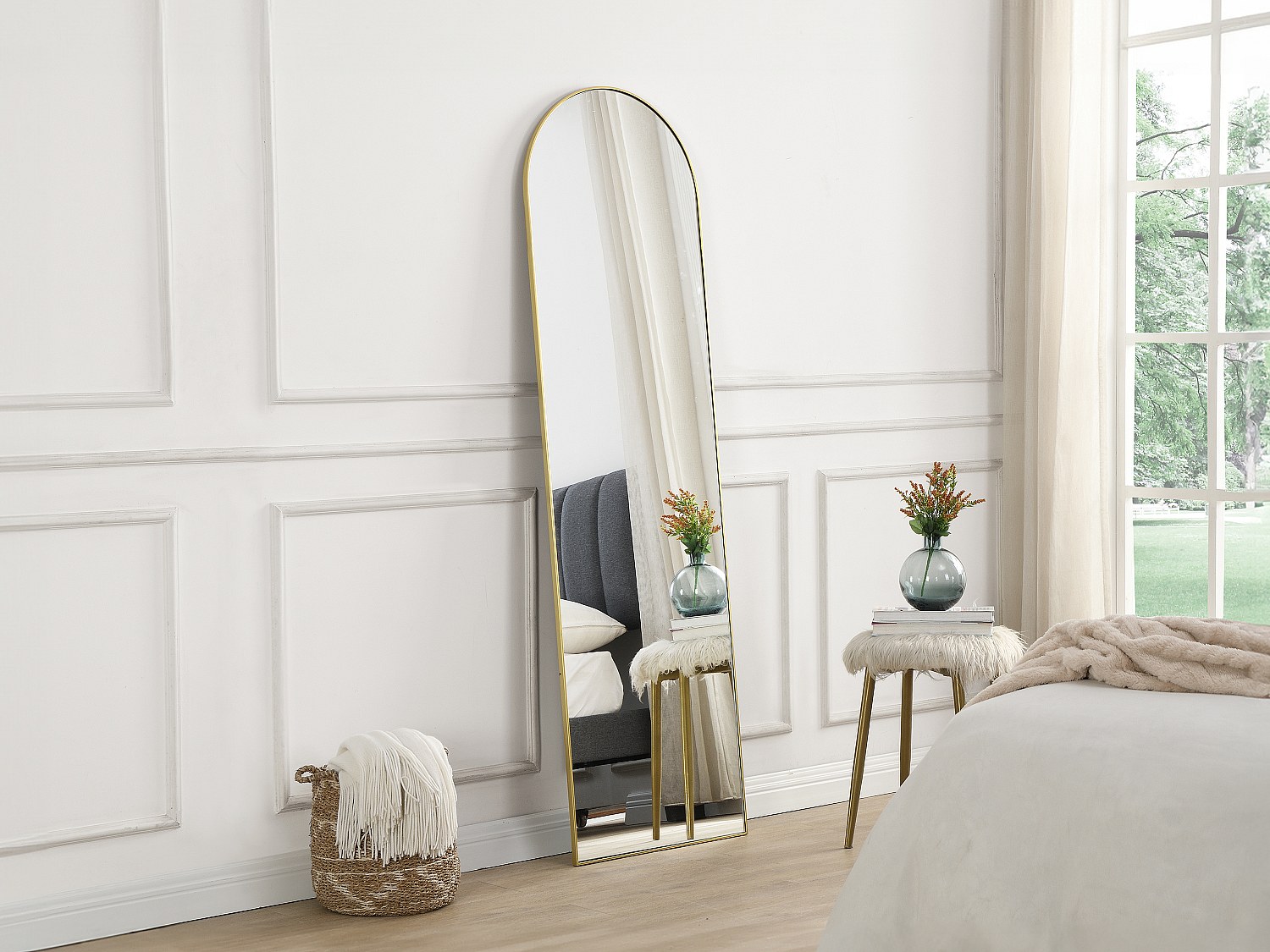 Buet speil til gulv eller bord i metall 50×170 cm gull MAILEN