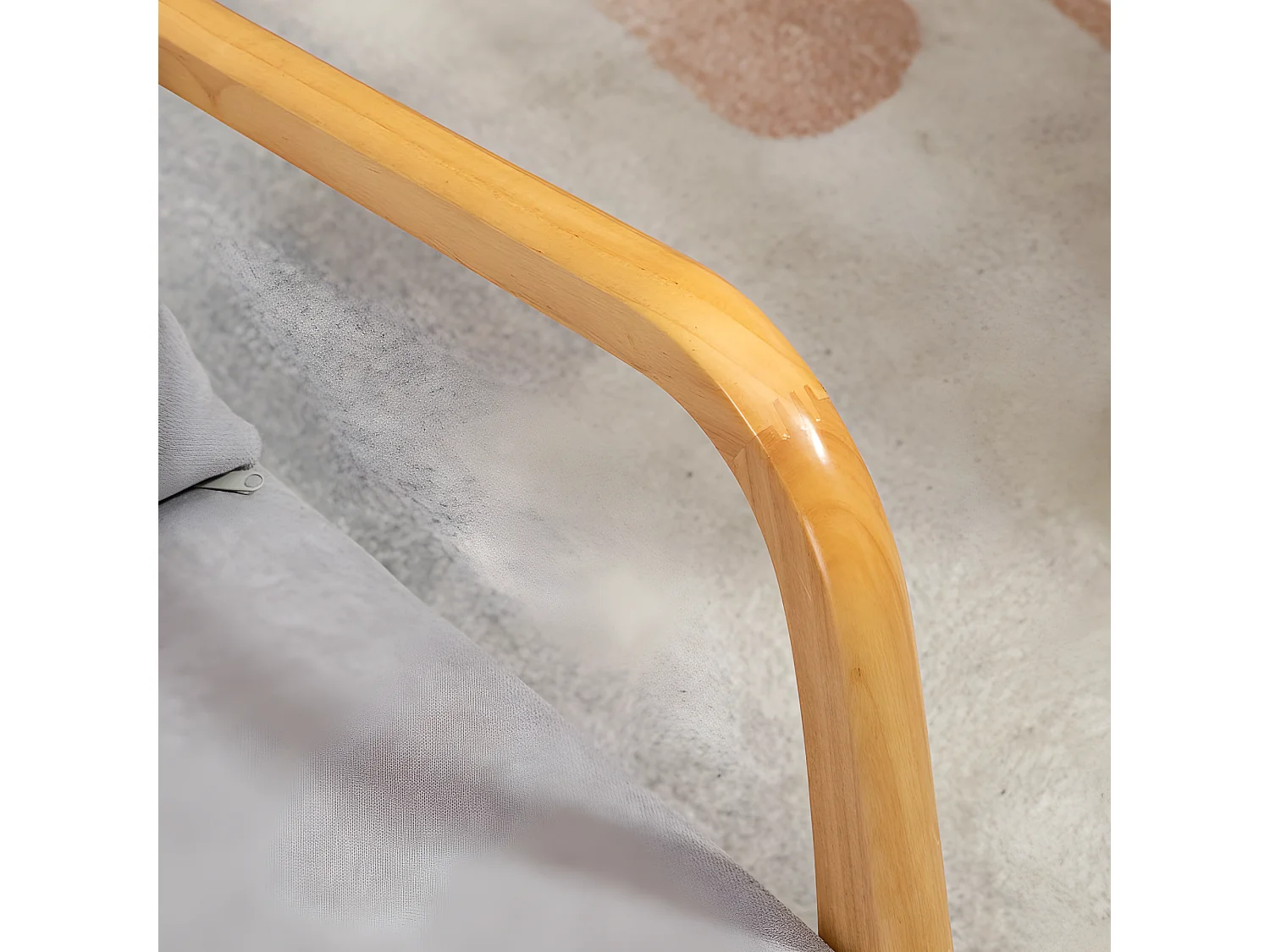 Fauteuil lounge EVA gris, en bois et aspect velours