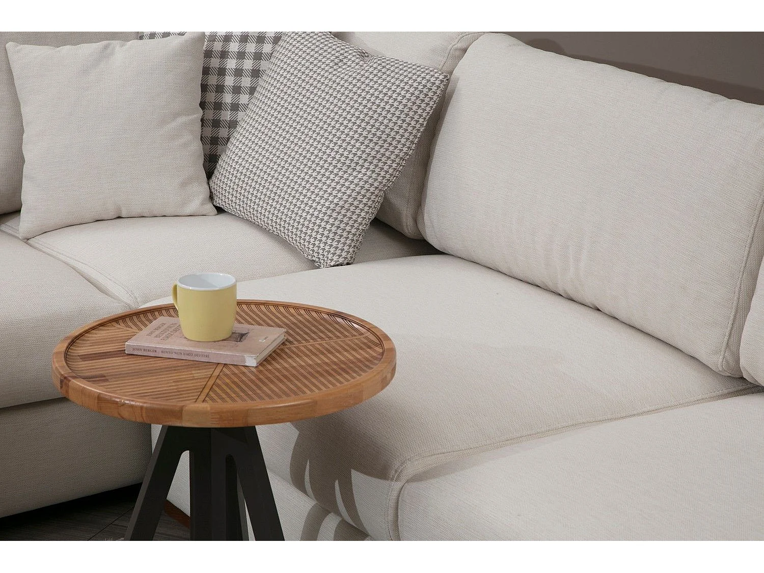 Canapé panoramique avec pouf, table d'appoint à droite et 5 coussins Arslan Tissu Beige